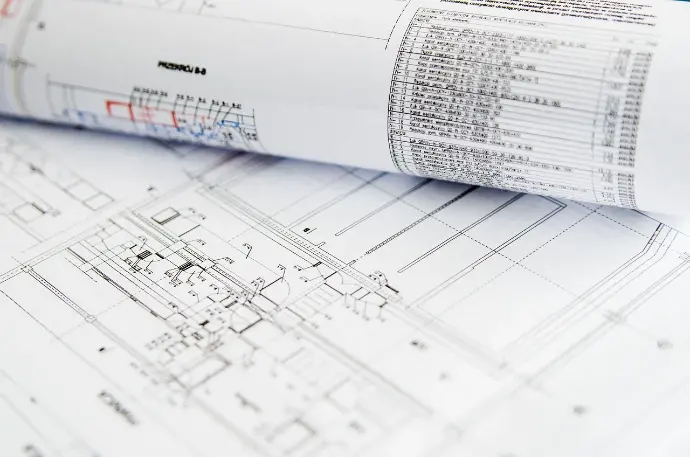 Technische Zeichnungen für Elektroinstallationen | Präzise Planung und Umsetzung Gerollte technische Zeichnungen und Schaltpläne für die Planung von elektrischen Anlagen und Installationen.