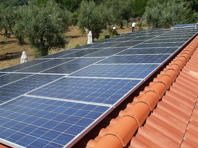 Photovoltaikanlagen Installation | Nachhaltige Energielösungen in Gemmingen Photovoltaikanlage auf einem Ziegeldach in einer sonnigen Umgebung, installiert für nachhaltige Stromerzeugung.